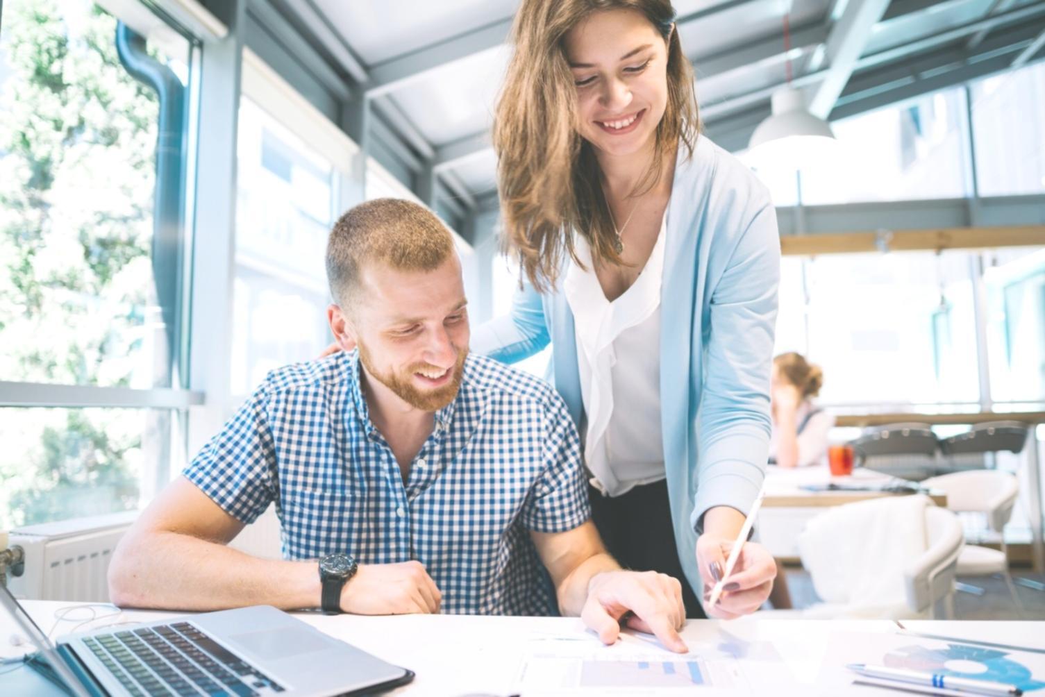 Estudiante trabajando en finanzas personales con herramientas educativas